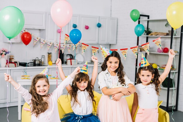 Grupo de amigos disfrutando de la fiesta de cumpleaños en casa.