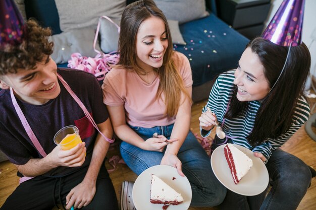 Grupo de amigos disfrutando de la fiesta de cumpleaños