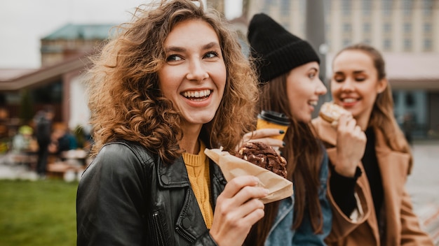 Grupo de amigos disfrutando juntos de dulces