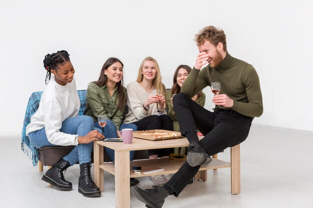 Grupo de amigos disfrutando el tiempo juntos