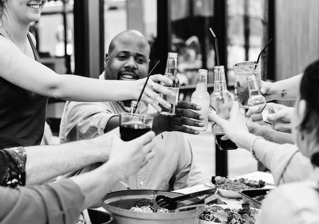 Grupo de amigos diversos que disfrutan de la fiesta de verano juntos