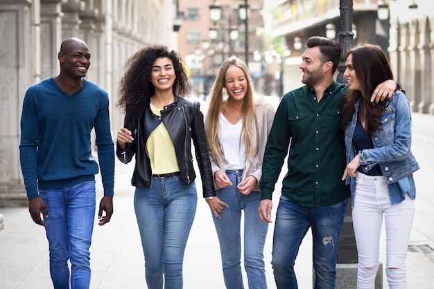 Grupo de amigos divertirse juntos al aire libre