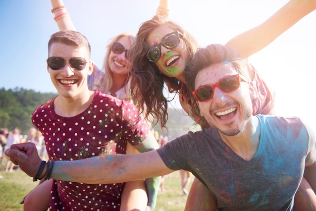 Foto gratuita grupo de amigos divirtiéndose en el festival.