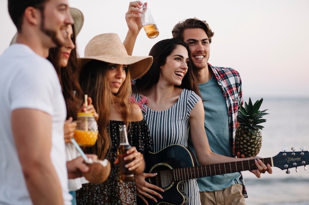 Grupo de amigos divirtiéndose en una fiesta de playa