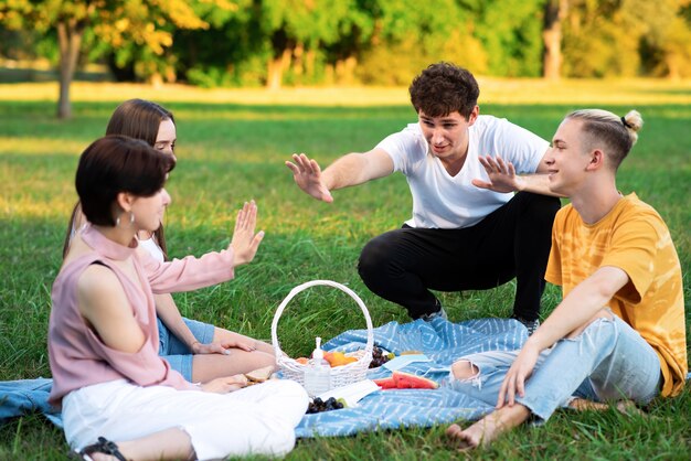 Grupo de amigos divirtiéndose en un picnic