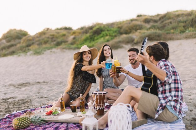 Grupo de amigos divirtiéndose en la playa