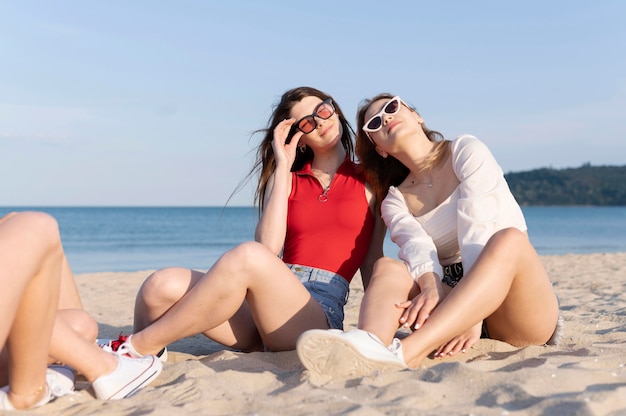 Grupo de amigos divirtiéndose en la playa