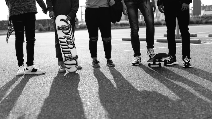 Foto gratuito grupo de amigos de la escuela estilo de vida al aire libre