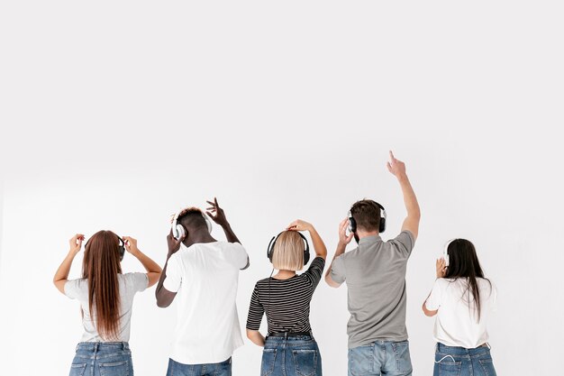 Grupo de amigos con espacio de copia de auriculares