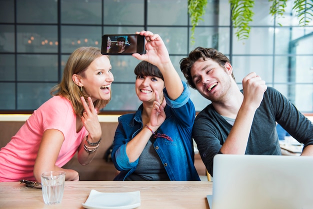 Grupo de amigos está tomando foto selfie juntos