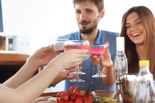 Grupo de amigos felices bebiendo cócteles de vodka en fiesta en barco al aire libre alegre y feliz