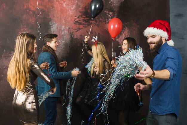 Grupo de amigos felices celebrando 2018