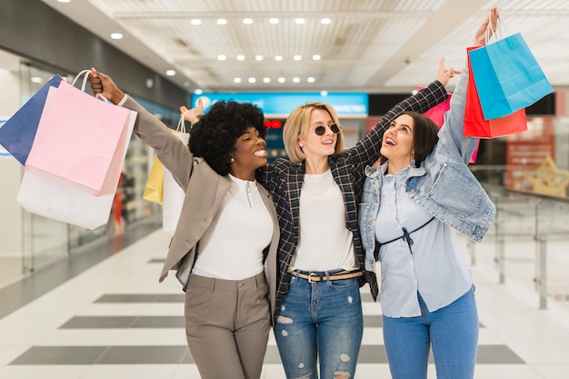 Grupo de amigos felices de compras juntos