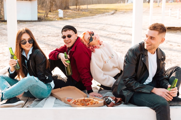 Grupo de amigos felices divirtiéndose en picnic