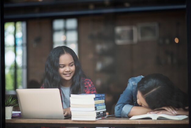 Grupo de amigos felices estudiantes hablando de conocimiento en el café