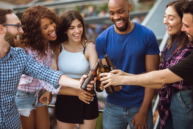 Grupo de amigos felices con fiesta de la cerveza.