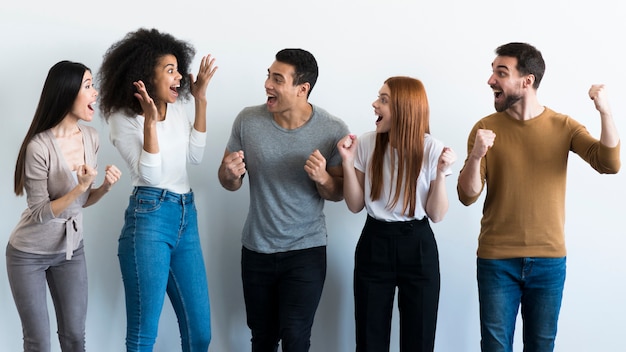 Grupo de amigos felices juntos