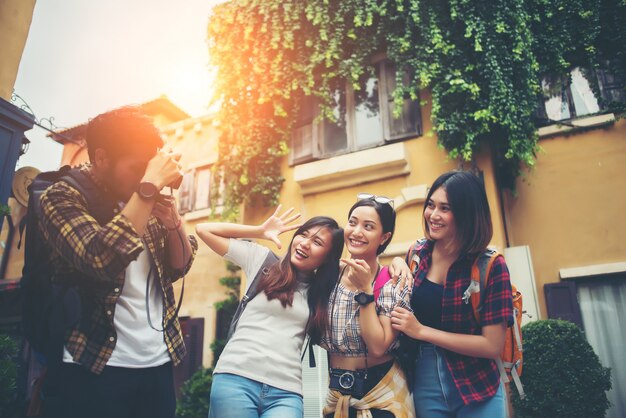 Grupo de amigos felices tomando selfies juntos en escena urbana