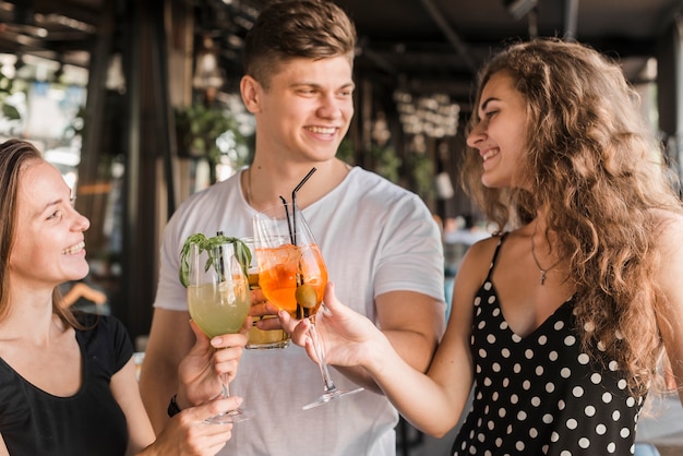 Grupo de amigos felices tostado bebidas