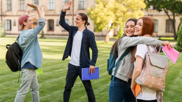 Grupo de amigos felices de volver a la universidad