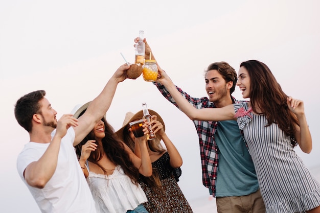 Grupo de amigos en una fiesta de playa