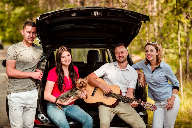 Grupo de amigos con guitarra