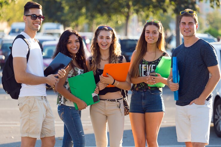 Foto gratuito un grupo de amigos hablando en la calle después de la clase