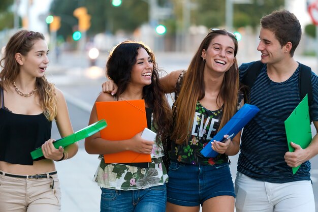 Un grupo de amigos hablando en la calle después de la clase