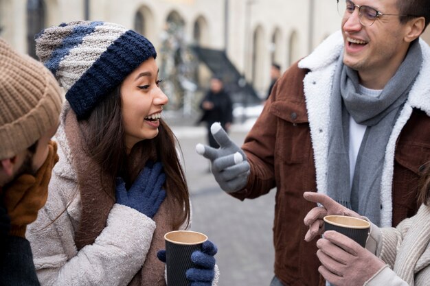 Grupo de amigos hablando sobre una taza de café al aire libre