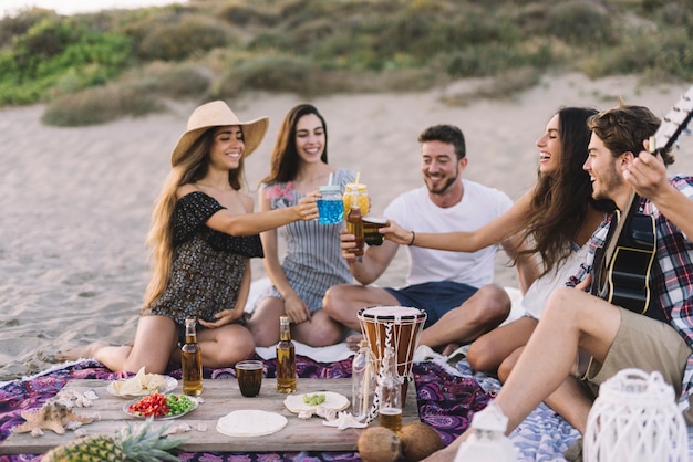 Grupo de amigos haciendo una fiesta de playa