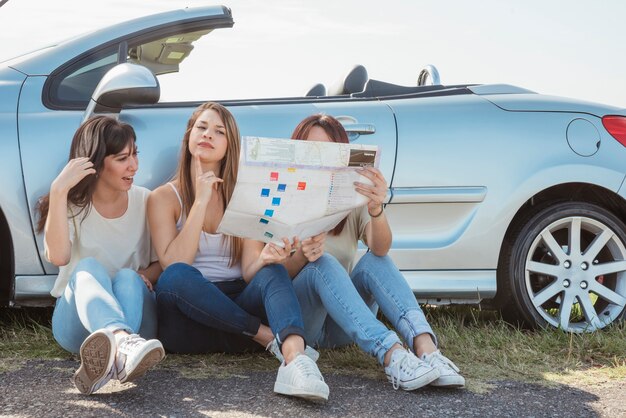 Grupo de amigos haciendo un road trip