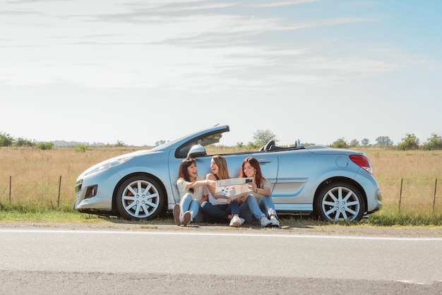 Grupo de amigos haciendo un road trip