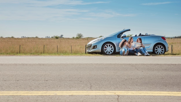 Grupo de amigos haciendo un road trip