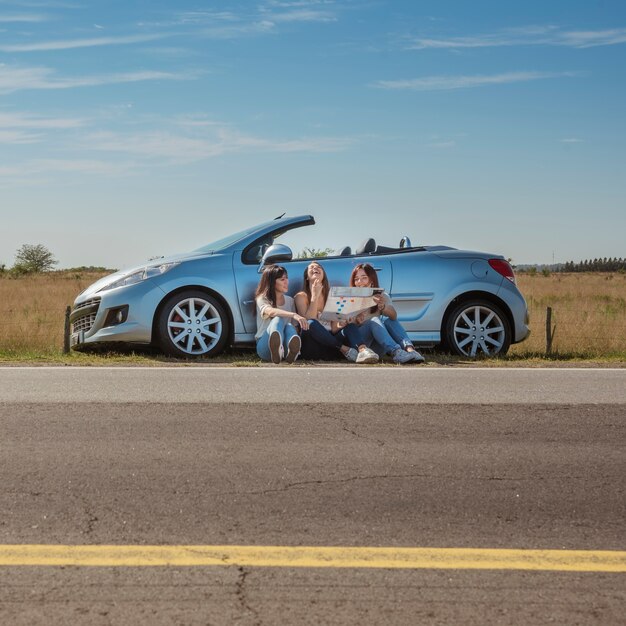 Grupo de amigos haciendo un road trip