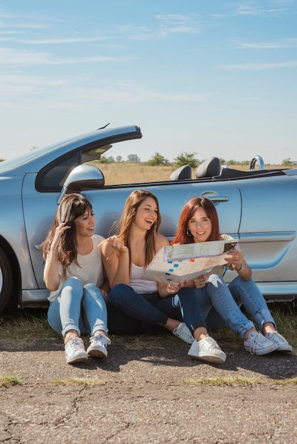 Grupo de amigos haciendo un road trip