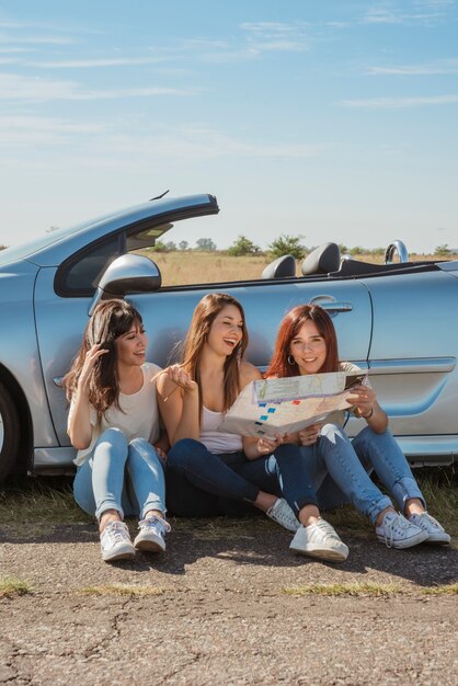 Grupo de amigos haciendo un road trip