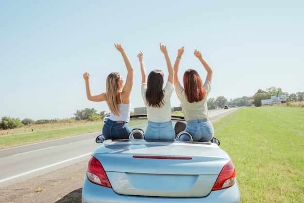 Grupo de amigos haciendo un road trip