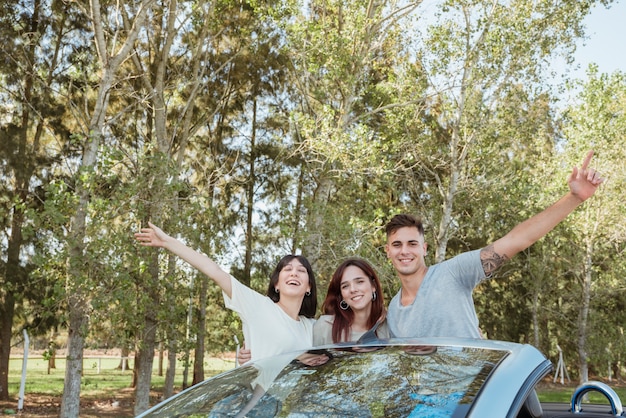 Grupo de amigos haciendo un road trip