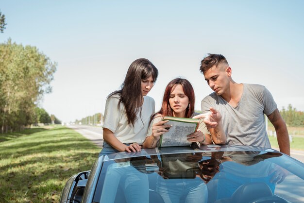 Grupo de amigos haciendo un road trip