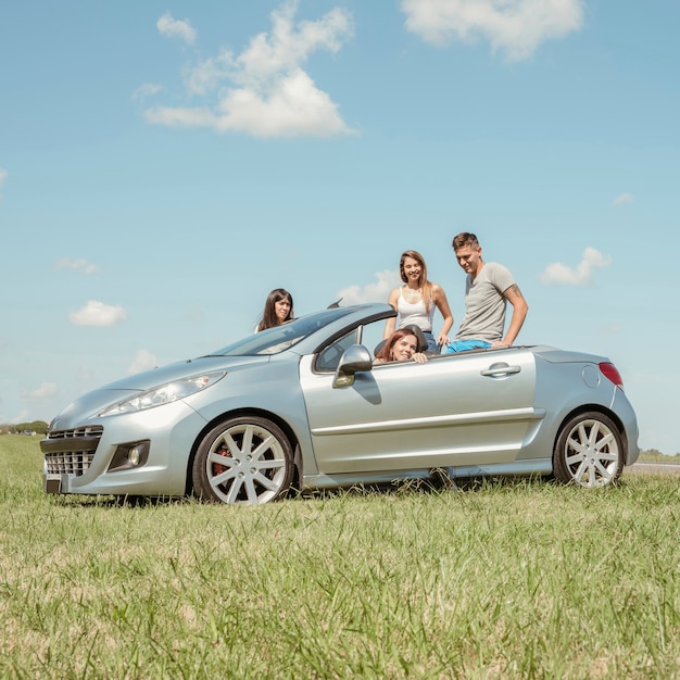 Grupo de amigos haciendo un road trip