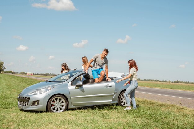 Grupo de amigos haciendo un road trip