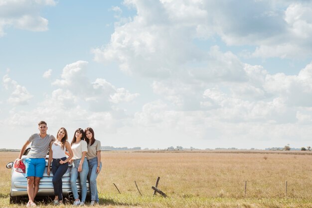 Grupo de amigos haciendo un road trip