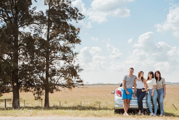 Grupo de amigos haciendo un road trip