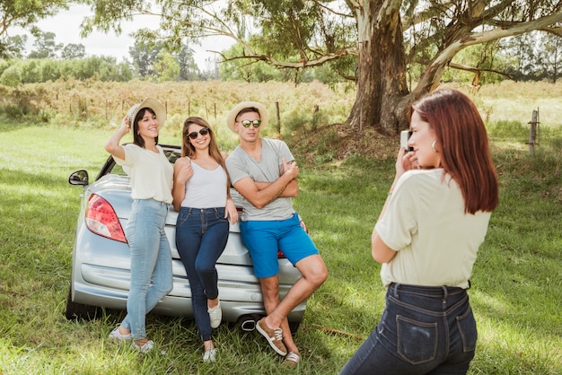 Grupo de amigos haciendo un road trip