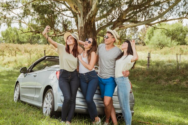 Grupo de amigos haciendo un road trip