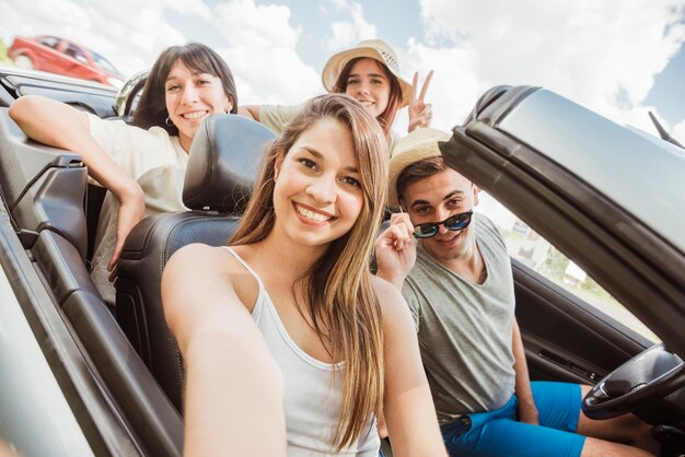 Grupo de amigos haciendo un road trip