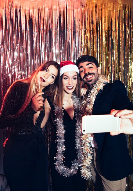 Grupo de amigos haciendo un selfie en fiesta de año nuevo