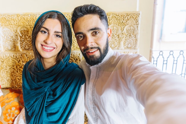 Grupo de amigos haciendo selfie en restaurante arabe