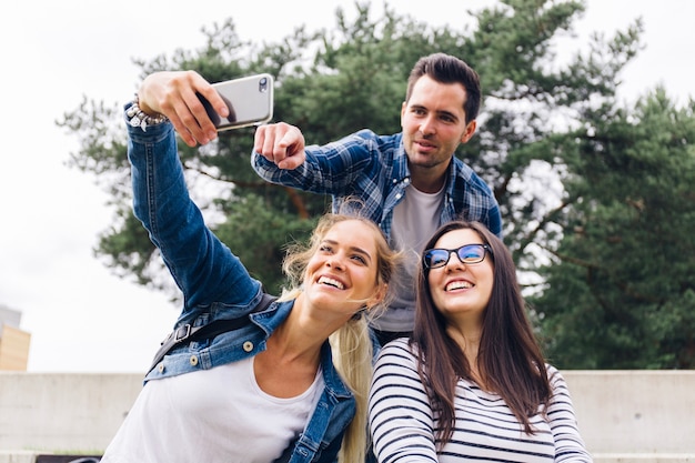 Foto gratuita grupo de amigos haciendo selfie