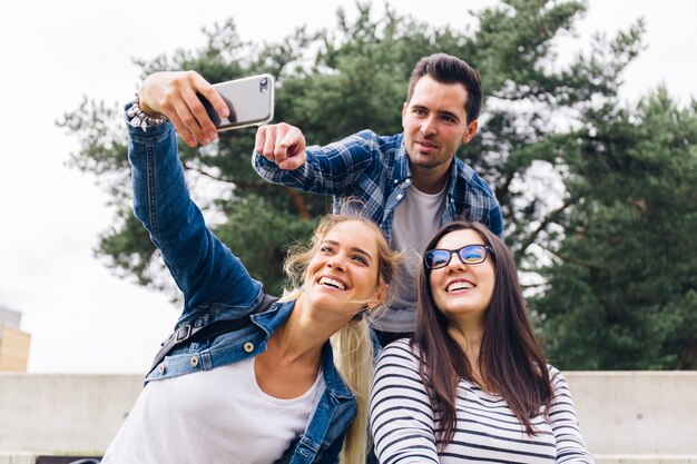 Grupo de amigos haciendo selfie
